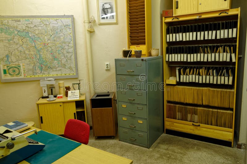 Stasi-Museum stellt einen Büroinnenraum der höheren Beamten, einschließlich die Tabelle, die Datei dar stockbild Stasi-Museum stellt einen Büroinnenraum der höheren Beamten, einschließlich die Tabelle, die Datei dar stockbild