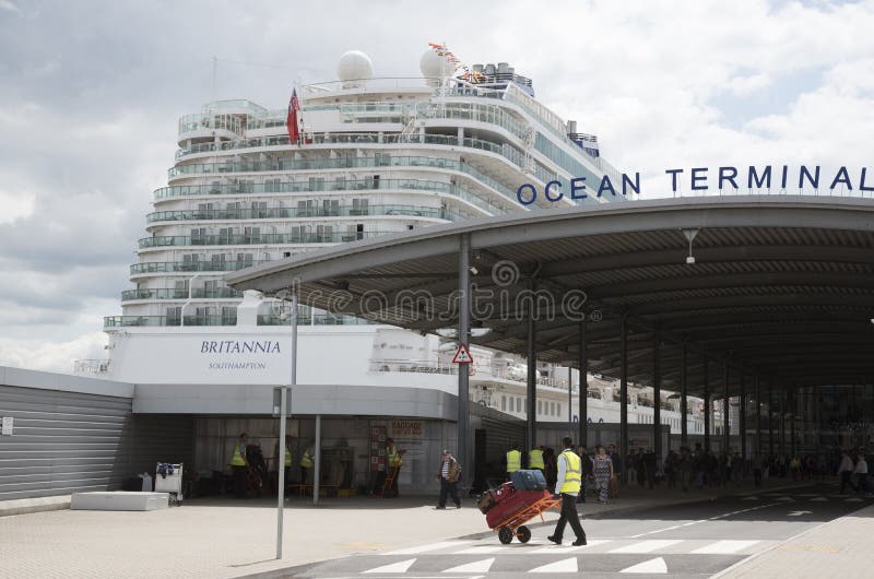 Statek wycieczkowy Southampton UK i pasażerski terminal. Statek wycieczkowy przy oceanu furtian z bagażem Southampton UK i terminal