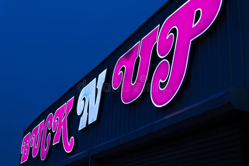 Staten Island, NY/de V.S. - 06/22/2018: Bok N op dollar-opslag, dat storefront en bedrijfsteken, tijdens vroege avond wordt geslo stock foto Staten Island, NY/de V.S. - 06/22/2018: Bok N op dollar-opslag, dat storefront en bedrijfsteken, tijdens vroege avond wordt geslo stock foto