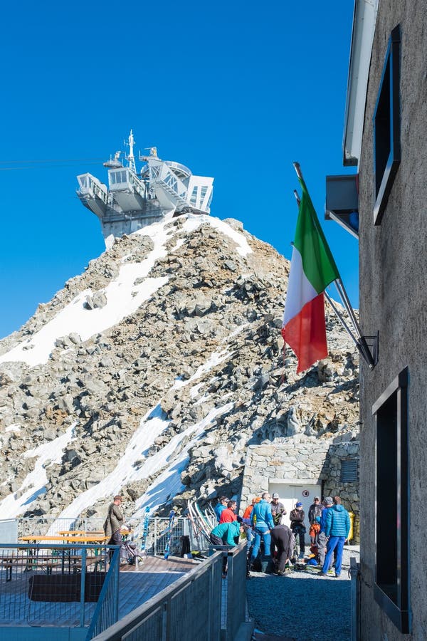 Station de benne suspendue Punta Helbronner dans le ciel bleu avec le drapeau italien image libre de droits Station de benne suspendue Punta Helbronner dans le ciel bleu avec le drapeau italien image libre de droits