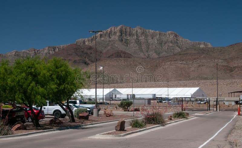 Station de patrouille de fronti?re, El Paso le Texas avec le nouveau compex provisoire de tente ? l'arri?re photos stock Station de patrouille de fronti?re, El Paso le Texas avec le nouveau compex provisoire de tente ? l'arri?re photos stock