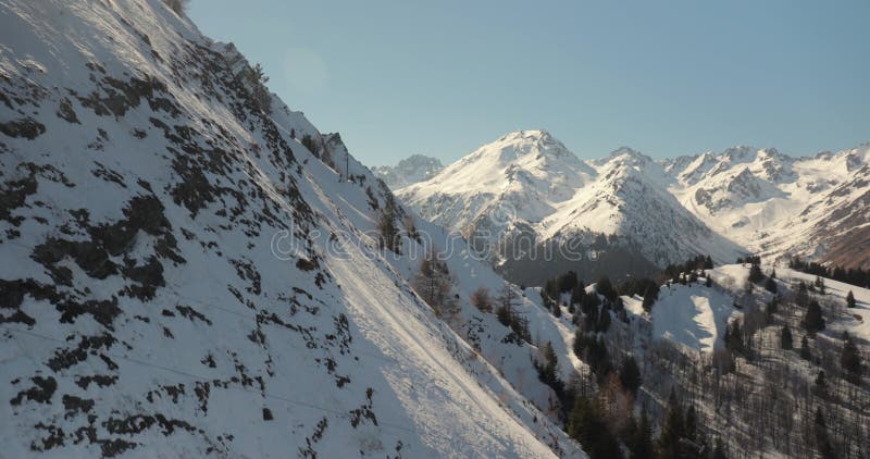 Station de ski alpin enneigé