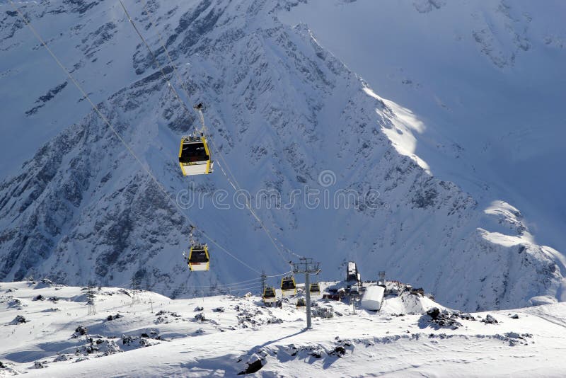 Station de sports d'hiver de montagne Elbrus Russie, ascenseur de gondole, montagnes d'hiver de paysage photos libres de droits Station de sports d'hiver de montagne Elbrus Russie, ascenseur de gondole, montagnes d'hiver de paysage photos libres de droits