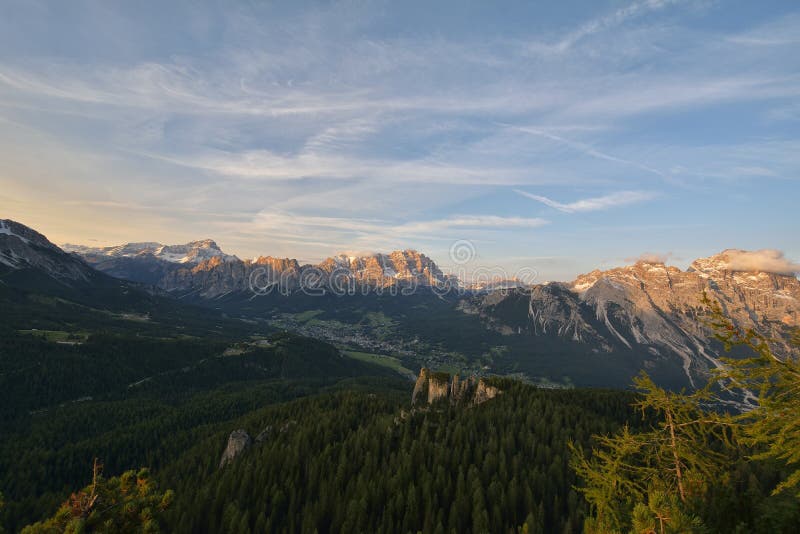 Station de vacances alpine fantastique avec le coucher du soleil renversant et les hautes montagnes à l'arrière-plan, Cortina d A photo libre de droits Station de vacances alpine fantastique avec le coucher du soleil renversant et les hautes montagnes à l'arrière-plan, Cortina d A photo libre de droits