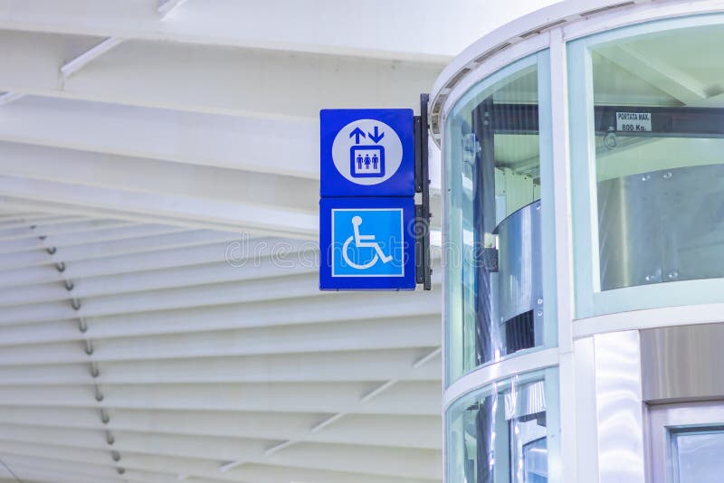 Station f?r snabbt drev Reggio Emilia, signal f?r handikappade personer arkivfoton Station f?r snabbt drev Reggio Emilia, signal f?r handikappade personer arkivfoton