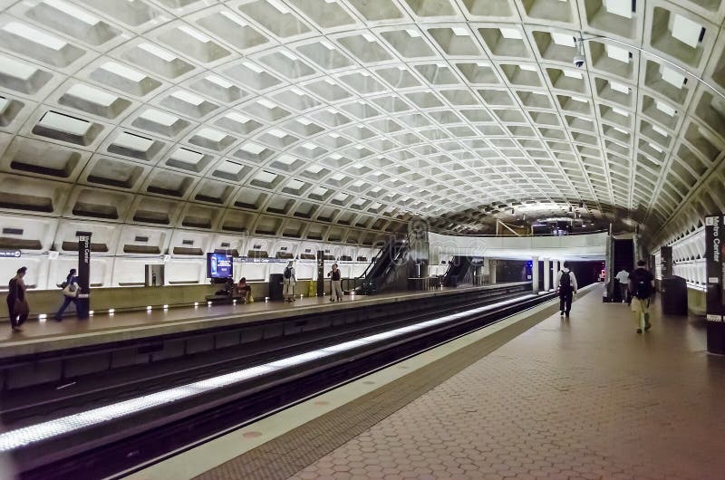 Station för tunnelbanamittgångtunnel i Washington DC arkivbilder Station för tunnelbanamittgångtunnel i Washington DC arkivbilder
