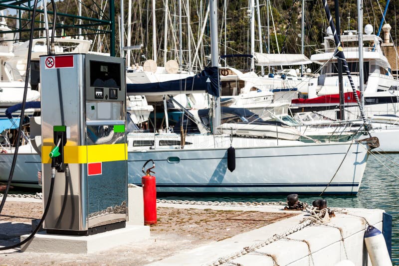 Station service dans le port photo stock Station service dans le port photo stock