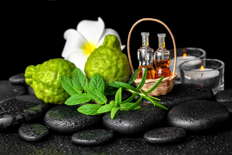 Station thermale aromatique d'huile essentielle de bouteilles dans le panier, menthe fraîche, ROS image stock Station thermale aromatique d'huile essentielle de bouteilles dans le panier, menthe fraîche, ROS image stock