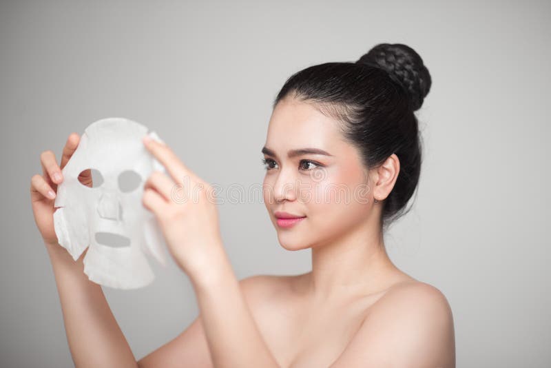 Station thermale, soins de santé Fille asiatique avec un masque cosmétique images libres de droits Station thermale, soins de santé Fille asiatique avec un masque cosmétique images libres de droits
