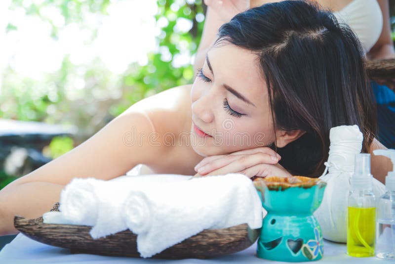 Station thermale thaïlandaise de massage de sommeil asiatique de femme image stock Station thermale thaïlandaise de massage de sommeil asiatique de femme image stock