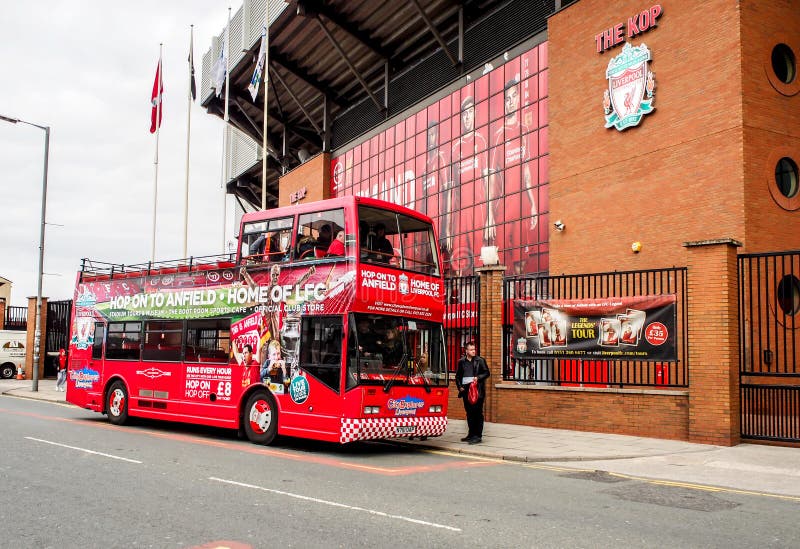 Stationieren Sie das Sehen des Busses vor Anfield-Stadion, Liverpool, Großbritannien lizenzfreie stockfotografie Stationieren Sie das Sehen des Busses vor Anfield-Stadion, Liverpool, Großbritannien lizenzfreie stockfotografie