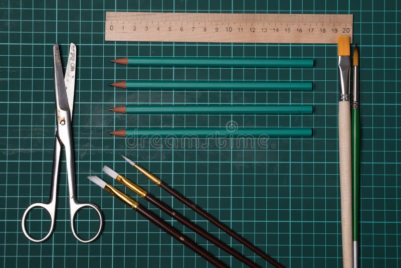 Stationierungsbesteck Bürobedarf, Schulbedarf Scheren, Bürsten, Bleistifte auf einer Schnittmatte lizenzfreie stockfotos Stationierungsbesteck Bürobedarf, Schulbedarf Scheren, Bürsten, Bleistifte auf einer Schnittmatte lizenzfreie stockfotos