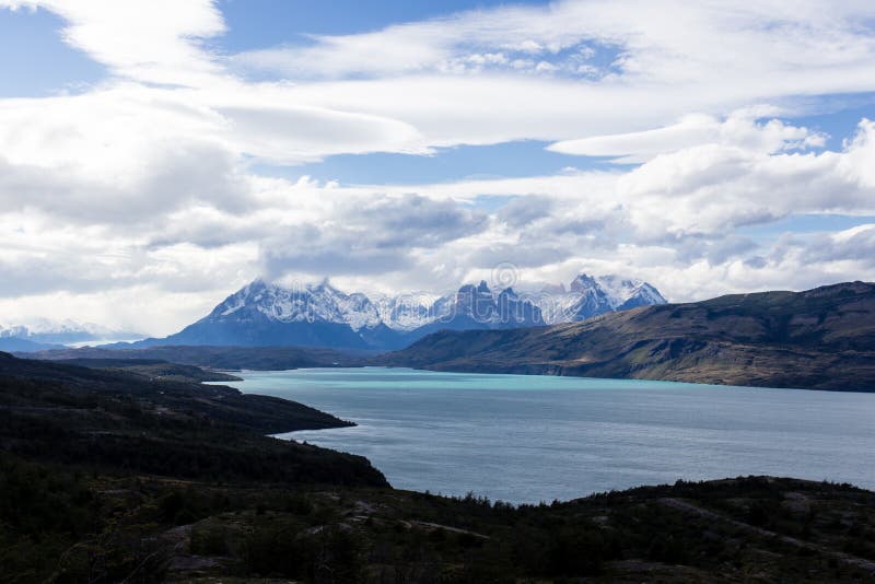 Stationnement national de Torres del Paine, Patagonia, Chili Le lac Pehoe et Majestic Cuernos del Paine Horns turquoise de Paine photographie stock Stationnement national de Torres del Paine, Patagonia, Chili Le lac Pehoe et Majestic Cuernos del Paine Horns turquoise de Paine photographie stock