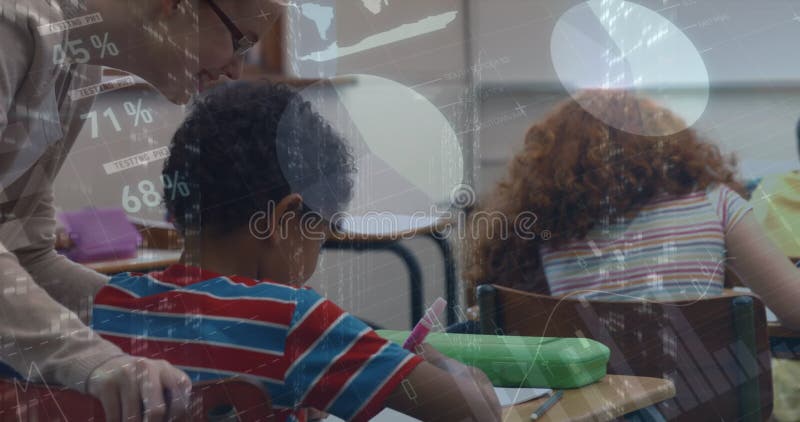 Statistische Datenverarbeitung über kaukasische Lehrerin, die einen afrikanischen amerikanischen Jungen in der Schule unterrichtet stock video