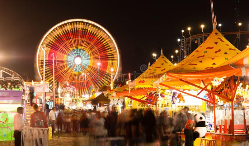 Statlig ganska karnevalnöjesgata spelar ritter Ferris Wheel