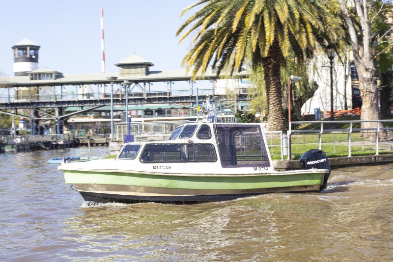 Stato di Tigre Buenos Aires/Argentina 06/18/2014 Navigazione della barca nel delta Tigre Buenos Aires Argentina di Parana fotografia stock libera da diritti Stato di Tigre Buenos Aires/Argentina 06/18/2014 Navigazione della barca nel delta Tigre Buenos Aires Argentina di Parana fotografia stock libera da diritti