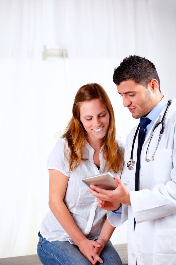 Stattlicher Doktor und ein Patient, der tablet PC schaut