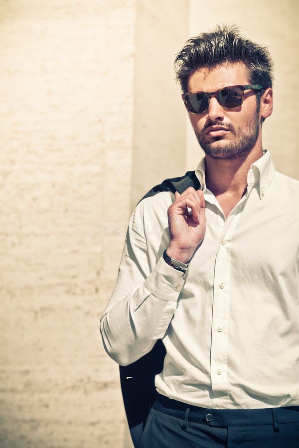 Stattlicher Mann drau?en Elegant und sinnlich sonnenbrille lizenzfreies stockfoto Stattlicher Mann drau?en Elegant und sinnlich sonnenbrille lizenzfreies stockfoto
