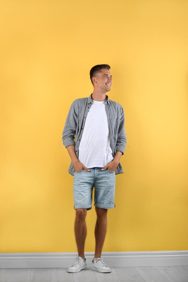 Stattliches Lächeln des jungen Mannes lizenzfreie stockfotografie Stattliches Lächeln des jungen Mannes lizenzfreie stockfotografie