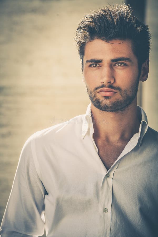 Stattliches Portrait des jungen Mannes Intensiver Blick und ins Auge fallende Schönheit stockfoto