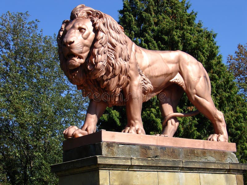 Statua 4 del leone immagine stock