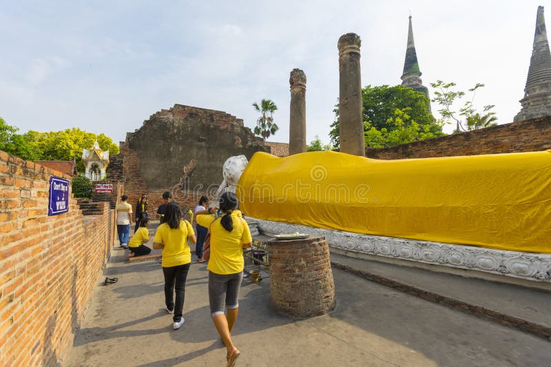 Statua adagiantesi di Buddha a Wat Yai Chaimongkol, Ayutthaya, Tailandia immagini stock Statua adagiantesi di Buddha a Wat Yai Chaimongkol, Ayutthaya, Tailandia immagini stock