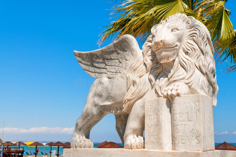 Statua alata del leone a Foinikoudes Larnaca cyprus fotografia stock