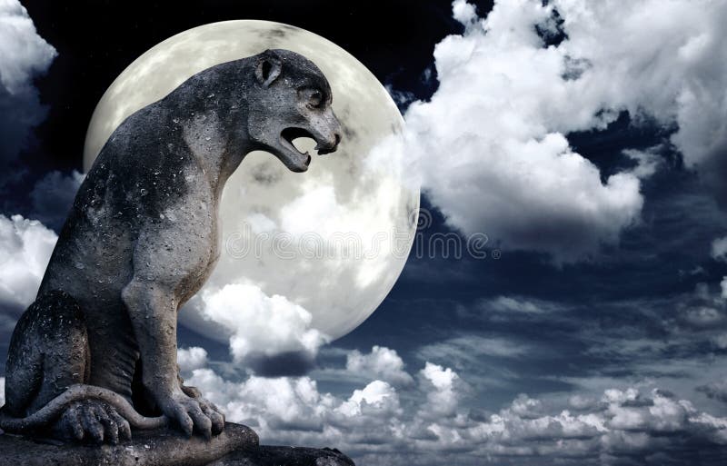 Statua antica del leone e luna luminosa nel cielo notturno immagini stock