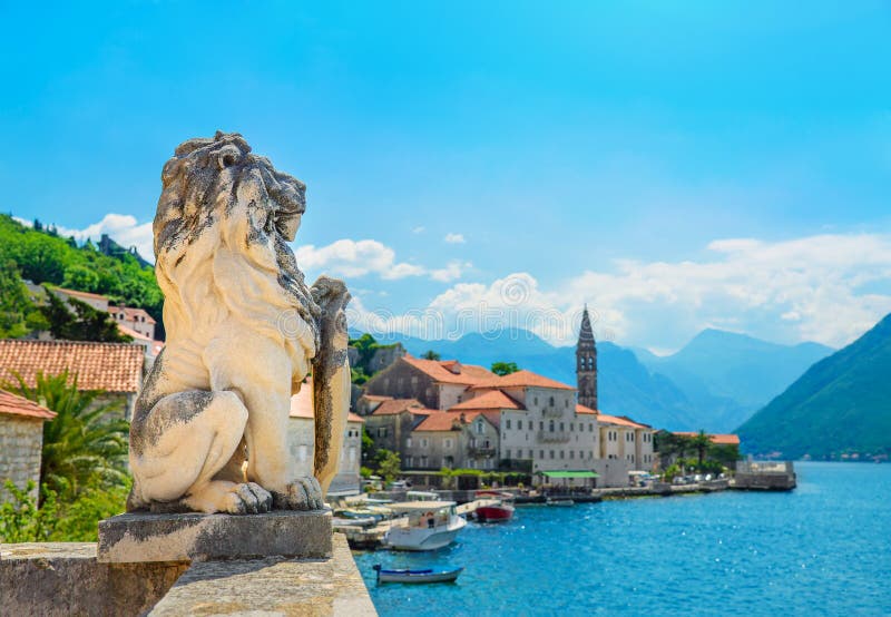 Statua antica del leone nella città di Perast, baia di Cattaro, Montenegro, Europ immagine stock libera da diritti