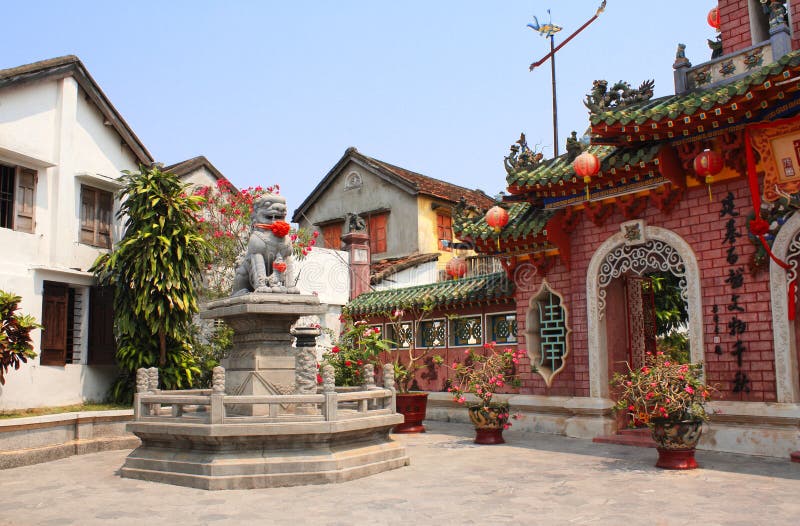 Statua antica del leone, tempio cinese Quan Cong, Hoi An, Vietnam fotografia stock