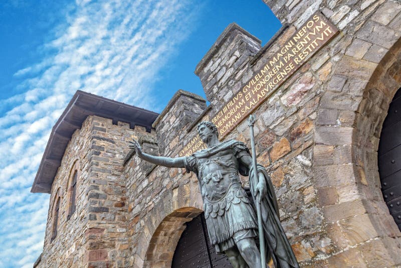 Statua Antoninus Pius przed główną bramą Romański fort Saalburg blisko Frankfurt zdjęcia stock Statua Antoninus Pius przed główną bramą Romański fort Saalburg blisko Frankfurt zdjęcia stock