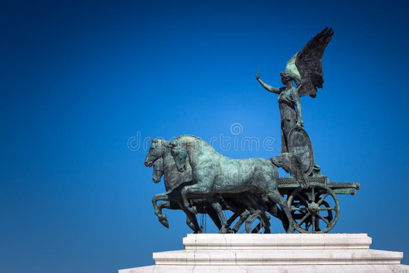 Statua bronzea della vittoria Winged sulla cima di re Vittorio Eman fotografia stock libera da diritti Statua bronzea della vittoria Winged sulla cima di re Vittorio Eman fotografia stock libera da diritti