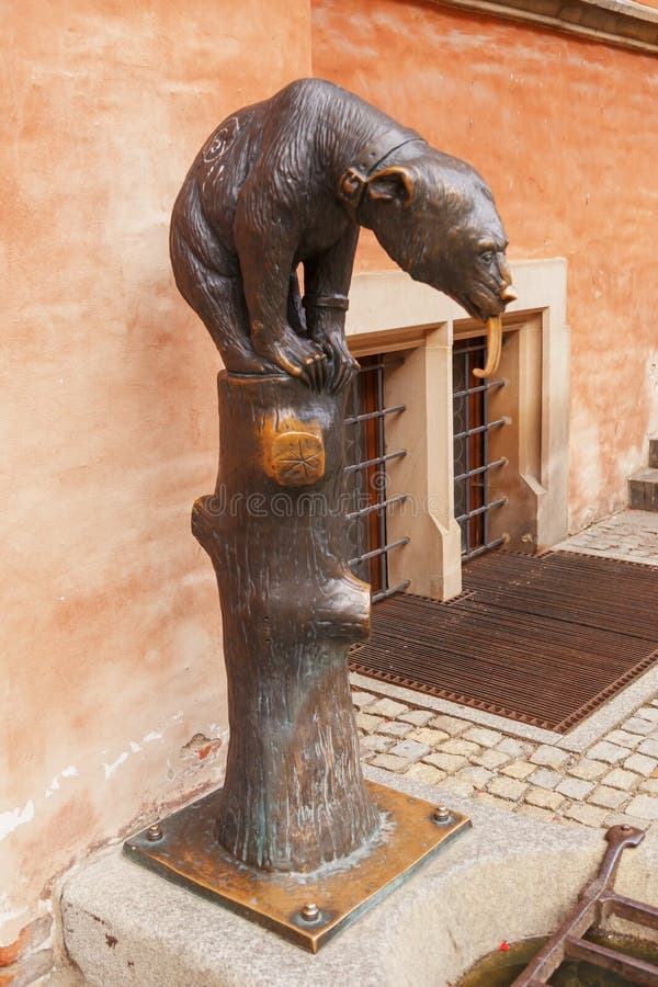 Statua brązu niedźwiedź z długim jęzorem przy urzędem miasta w Wrocławskim Polska obrazy royalty free Statua brązu niedźwiedź z długim jęzorem przy urzędem miasta w Wrocławskim Polska obrazy royalty free