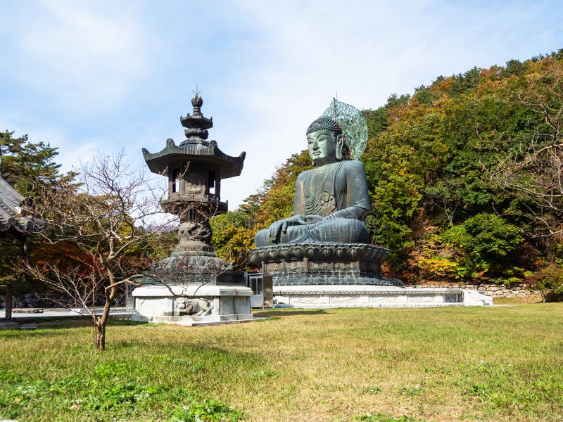Statua Buddha Tongil Daebul a Sinheungsa, Corea fotografie stock libere da diritti Statua Buddha Tongil Daebul a Sinheungsa, Corea fotografie stock libere da diritti