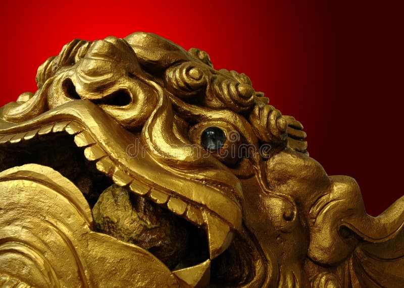 Statua cinese dorata del leone immagine stock