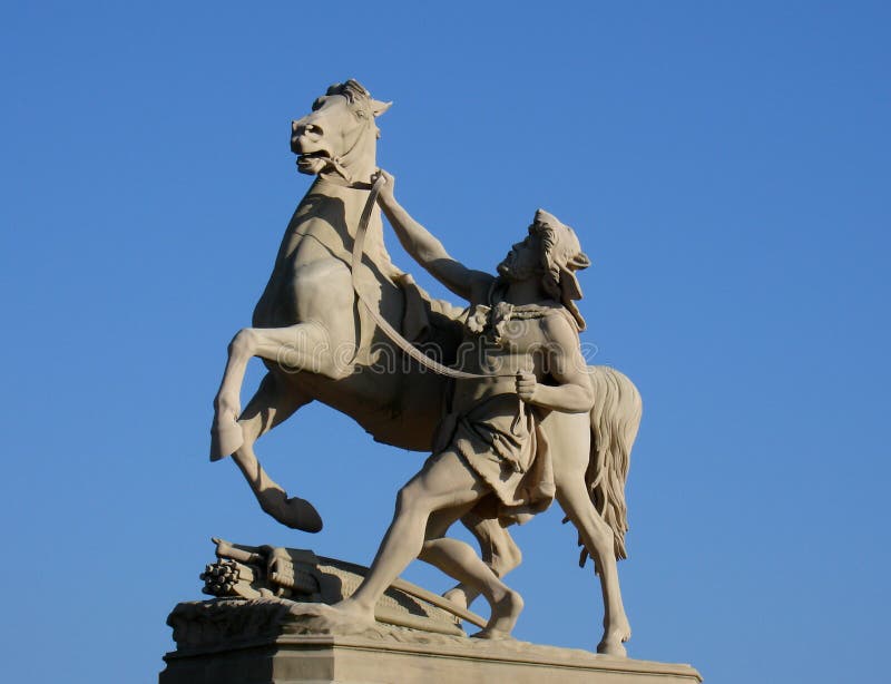 Statua con il cavaliere ed il cavallo immagine stock libera da diritti Statua con il cavaliere ed il cavallo immagine stock libera da diritti