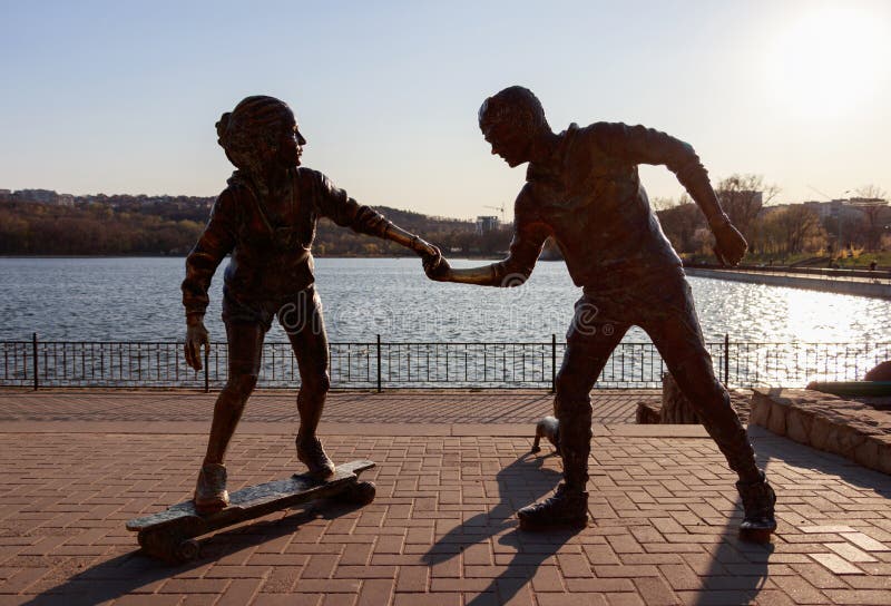 Statua con un ragazzo e una ragazza che tengono la sua mano immagini stock libere da diritti Statua con un ragazzo e una ragazza che tengono la sua mano immagini stock libere da diritti
