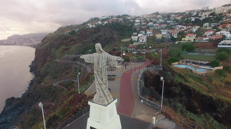 Statua Cristo Reja, madera przy wieczór widok z lotu ptaka zbiory wideo Statua Cristo Reja, madera przy wieczór widok z lotu ptaka zbiory wideo