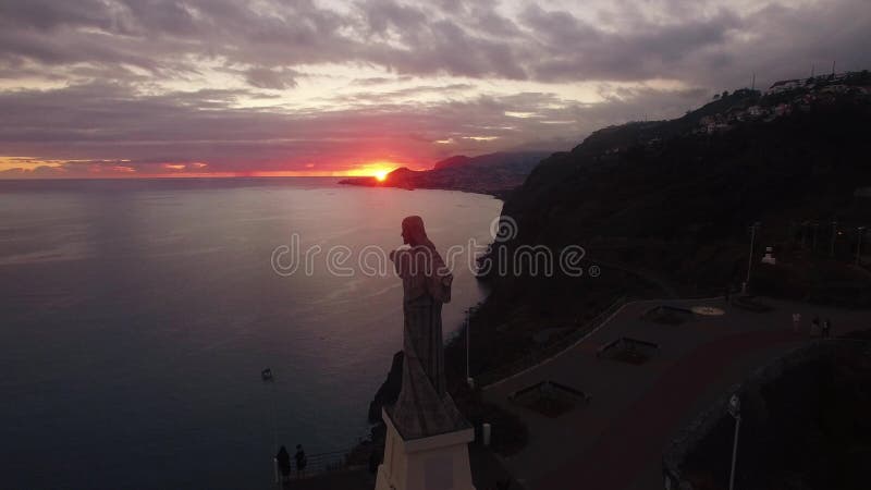 Statua Cristo Reja, madera przy zmierzchu widok z lotu ptaka zbiory wideo Statua Cristo Reja, madera przy zmierzchu widok z lotu ptaka zbiory wideo