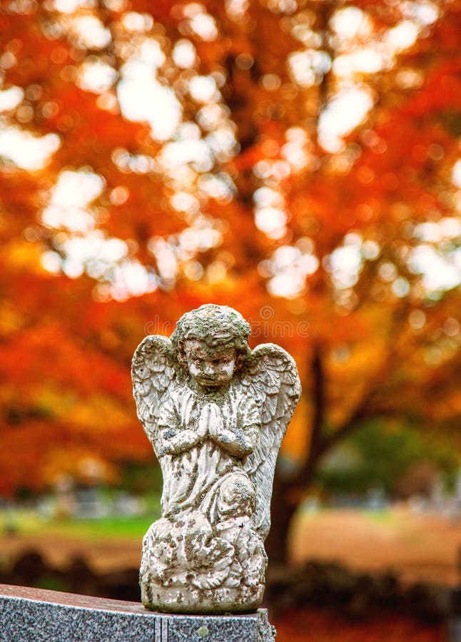 Statua d'angelo e foglie colorate d'autunno fotografia stock Statua d'angelo e foglie colorate d'autunno fotografia stock