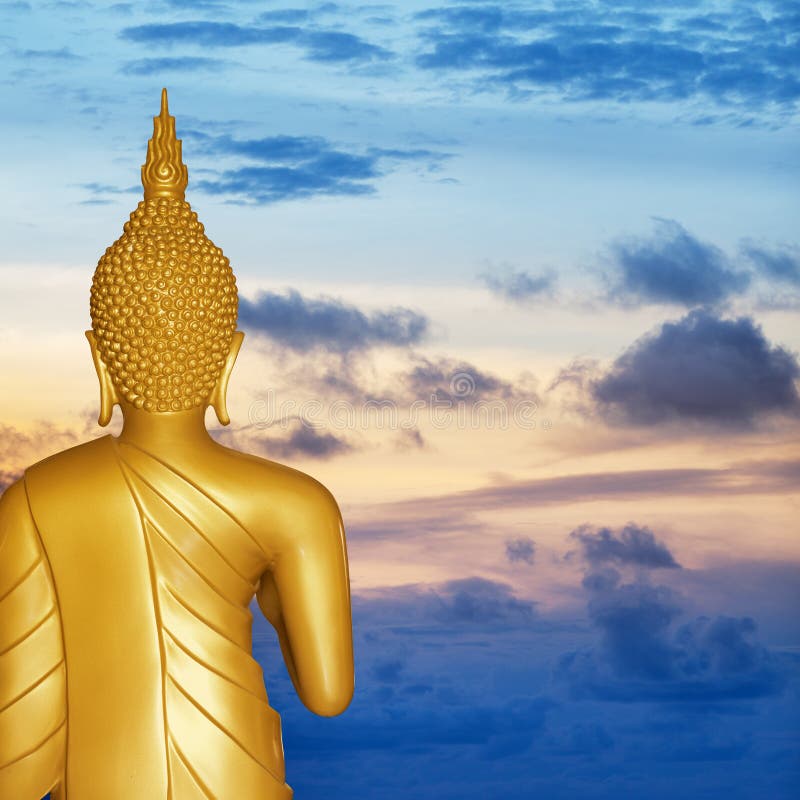 Statua del Buddha al tramonto. Retrovisione. fotografia stock Statua del Buddha al tramonto. Retrovisione. fotografia stock