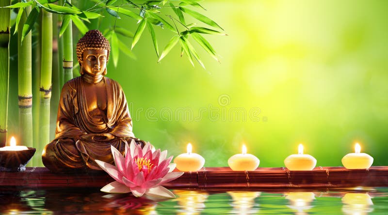 Statua del Buddha con le candele