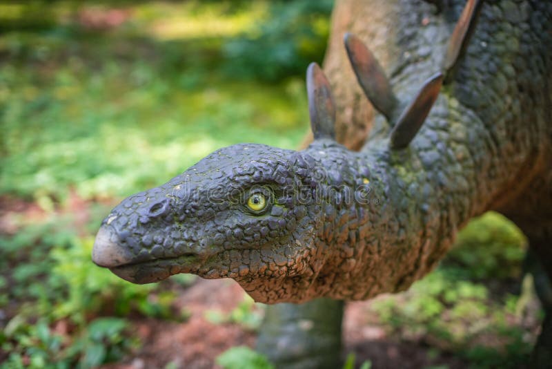 Statua del dinosauro di stegosauro fotografia stock libera da diritti