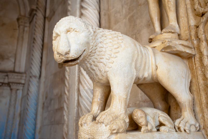 Statua del leone fotografia stock libera da diritti