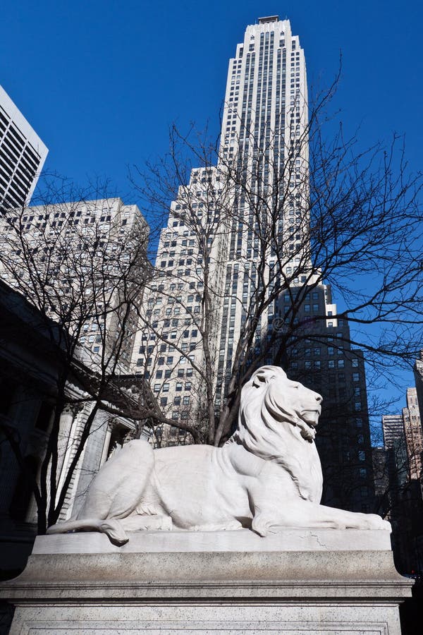 Statua del leone alla libreria di New York City immagini stock libere da diritti