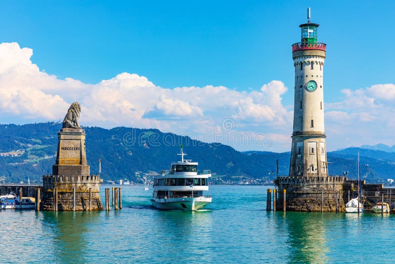 Statua del leone e del faro in Lindau, Germania immagine stock