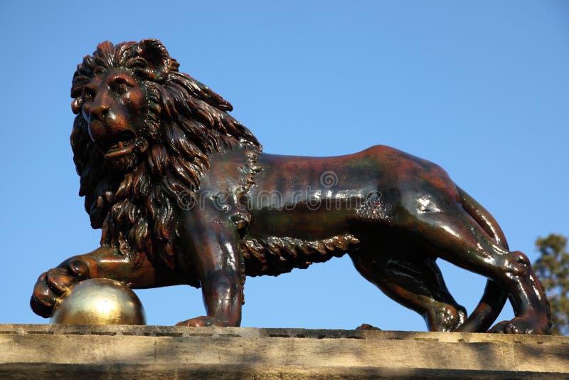 Statua del leone nel bagno fotografia stock libera da diritti