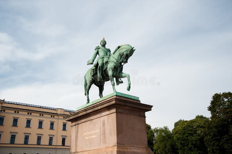 Statua del re Carl XIV Johan immagine stock libera da diritti Statua del re Carl XIV Johan immagine stock libera da diritti