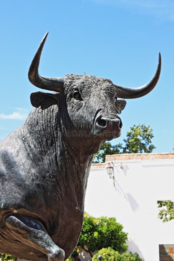 Statua del toro a Ronda immagini stock libere da diritti Statua del toro a Ronda immagini stock libere da diritti