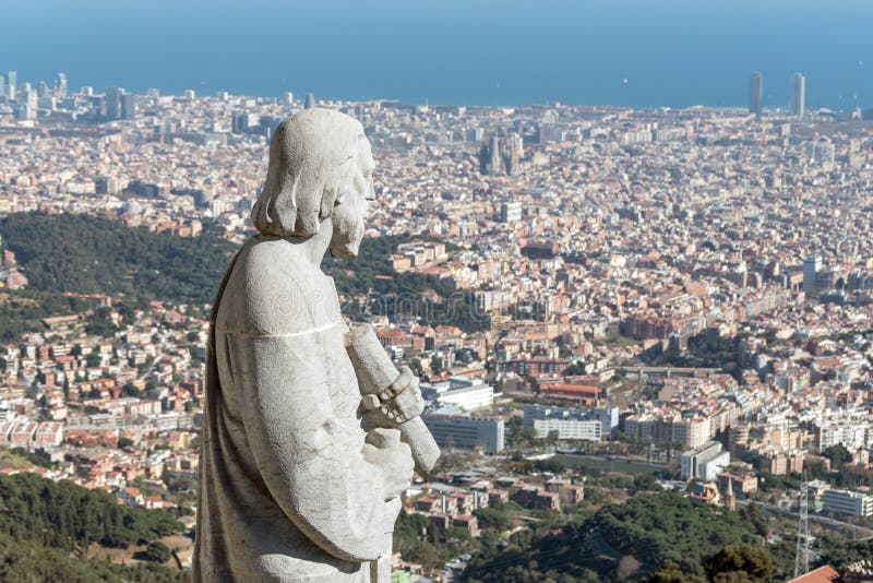 Statua dell'apostolo osservando sulla città Barcellona sul cuore sacro del tempio di Gesù sul supporto Tibidabo fotografia stock Statua dell'apostolo osservando sulla città Barcellona sul cuore sacro del tempio di Gesù sul supporto Tibidabo fotografia stock